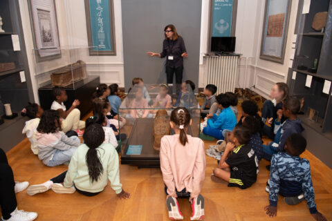Illustrations Atelier enfant devant la momie au musée 'histoire locales