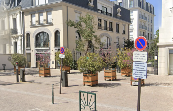 crèche orange bleue