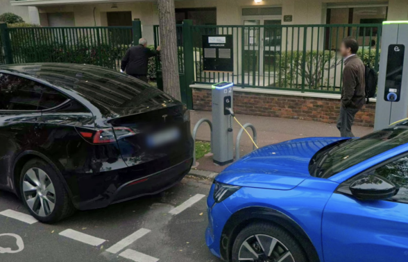 Borne de recharge électrique Avenue Albert 1er côté Alsace Lorraine