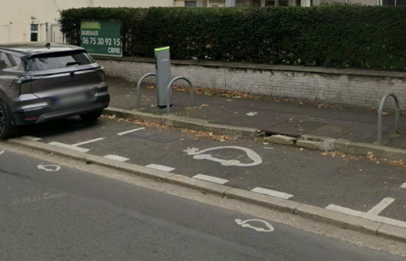 Borne de recharge électrique Avenue Paul Doumer (limite Nanterre)