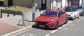 Borne de recharge électrique Avenue du 18 juin (limite Suresnes)