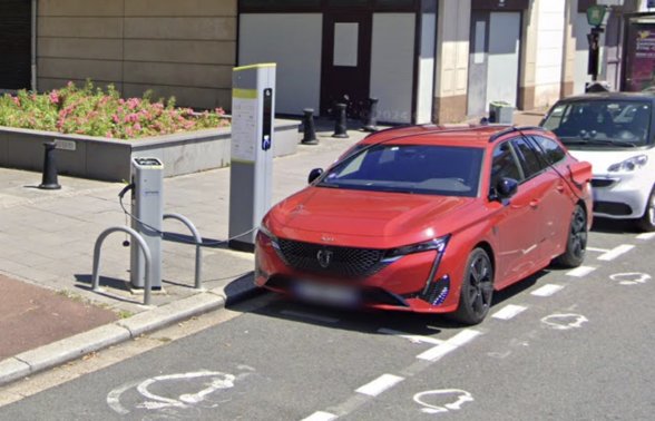 Borne de recharge électrique Avenue du 18 juin (limite Suresnes)