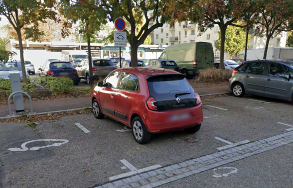 Borne de recharge électrique rue des frères lumières