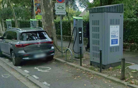 Borne de recharge électrique Avenue Napoléon Bonaparte